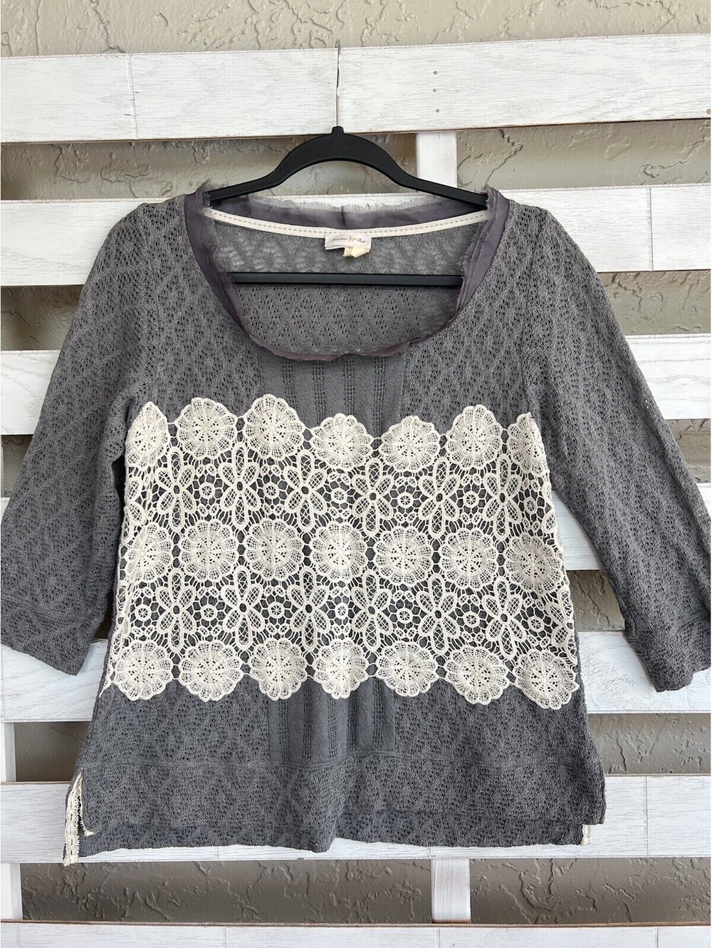 MEADOW RUE ANTHROPOLOGIE Gray Crochet Knit Lace Top Size M 3/4 Sleeve Crochet.